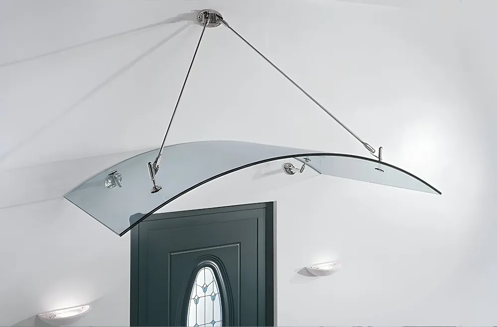 Опасные сосульки на стеклянном козырьке зимой