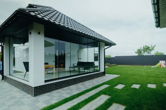 Безрамное остекление балконов и лоджий в Беларуси