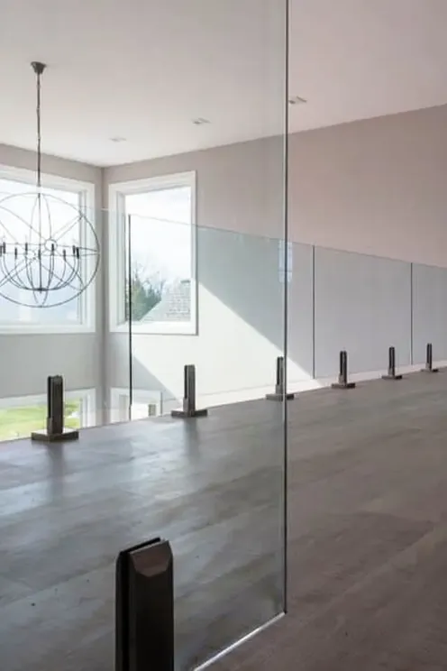 Безрамное ограждение на министойках