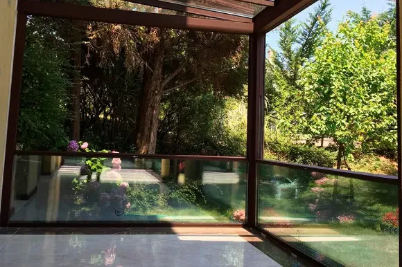 Раздвижная гильотинная система остекления зимних садов и теплиц