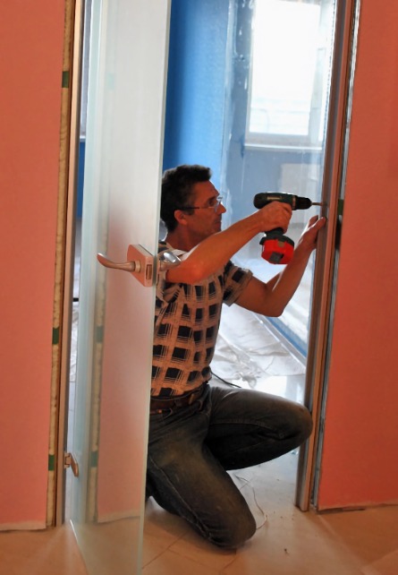 Монтаж межкомнатных стеклянных дверей