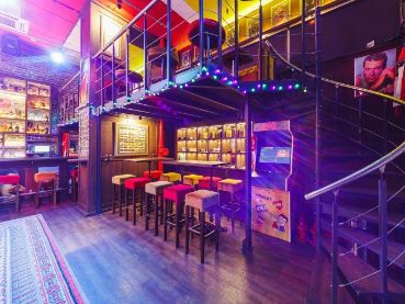 Бар в стиле вечеринок девяностых "Бар 90-ых (Bar-90s)". Площадь 68м2