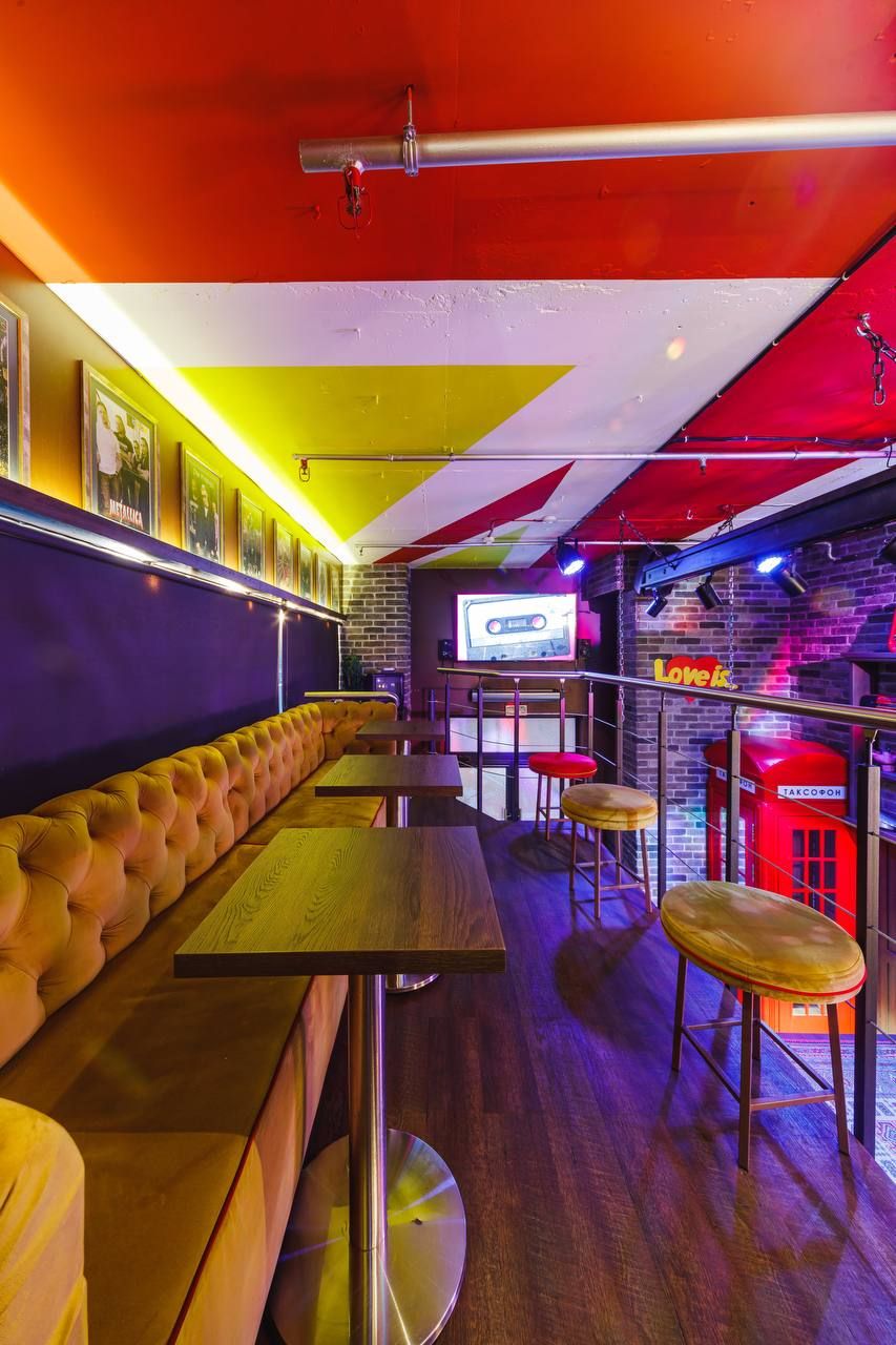 Купить готовый бизнес. Бар в стиле вечеринок девяностых "Бар 90-ых (Bar-90s)". Площадь 68м2