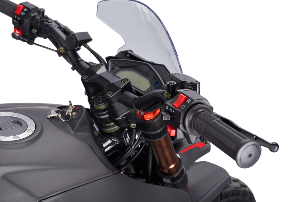 racermotors.by - Ветровое стекло и информативная электронная панель приборов Avantis Tourist 250