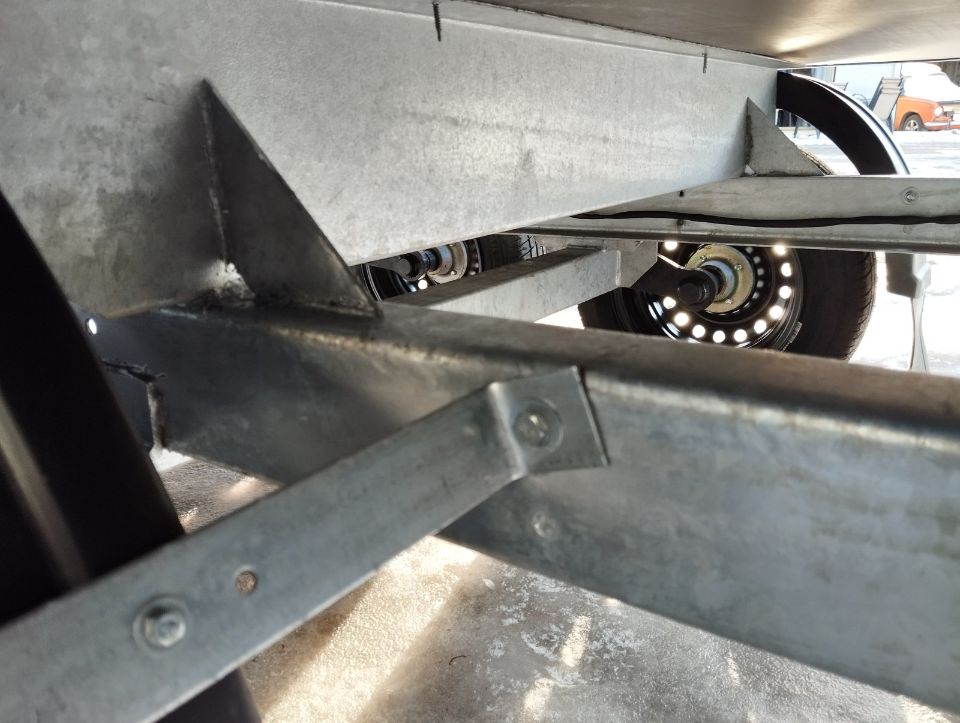 прицеп.бел - ЛЕГКОВОЙ ДВУХОСНЫЙ ПРИЦЕП ТРЕЙЛЕР 2,5Х1,7М (КОЛЕСА ПОД РАМОЙ)