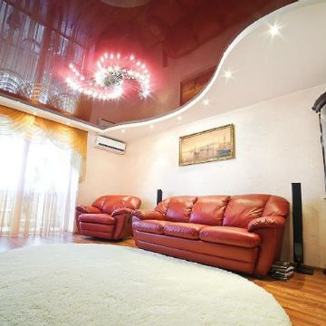 Глянцевый натяжной потолок в интерьере