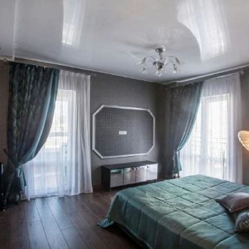 Глянцевый натяжной потолок в интерьере