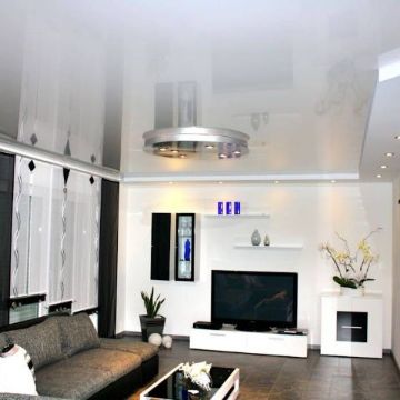 Глянцевый натяжной потолок в интерьере