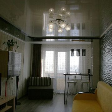 Глянцевый натяжной потолок в интерьере