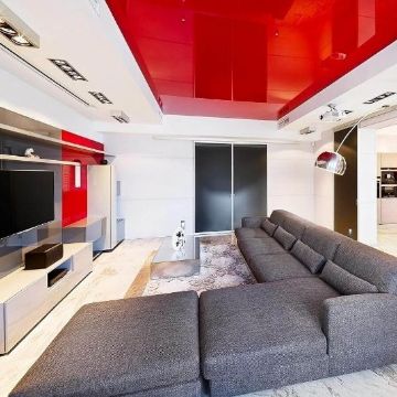 Глянцевый натяжной потолок в интерьере