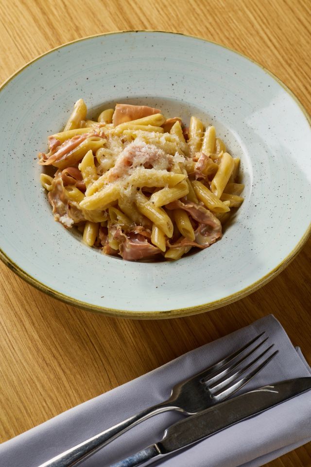 Пенне с хамоном и тертым овечьим сыром
