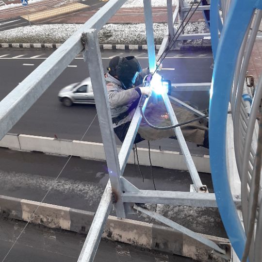 Сварочные работы на путепроводе