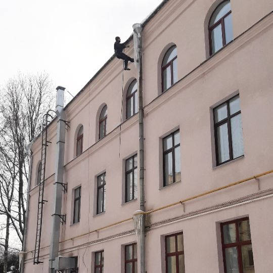 Очистка кровли от сосулек