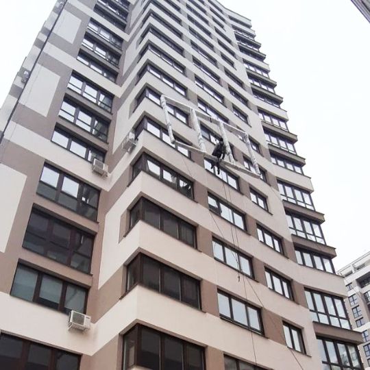 Подъем оконной рамы на 22 этаж с применением спецтехники.