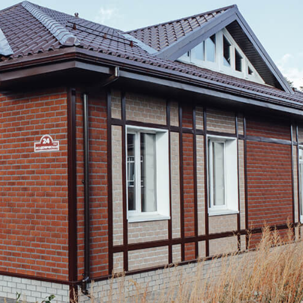Пример коттеджа из плитки Хауберк "кирпич Красный"