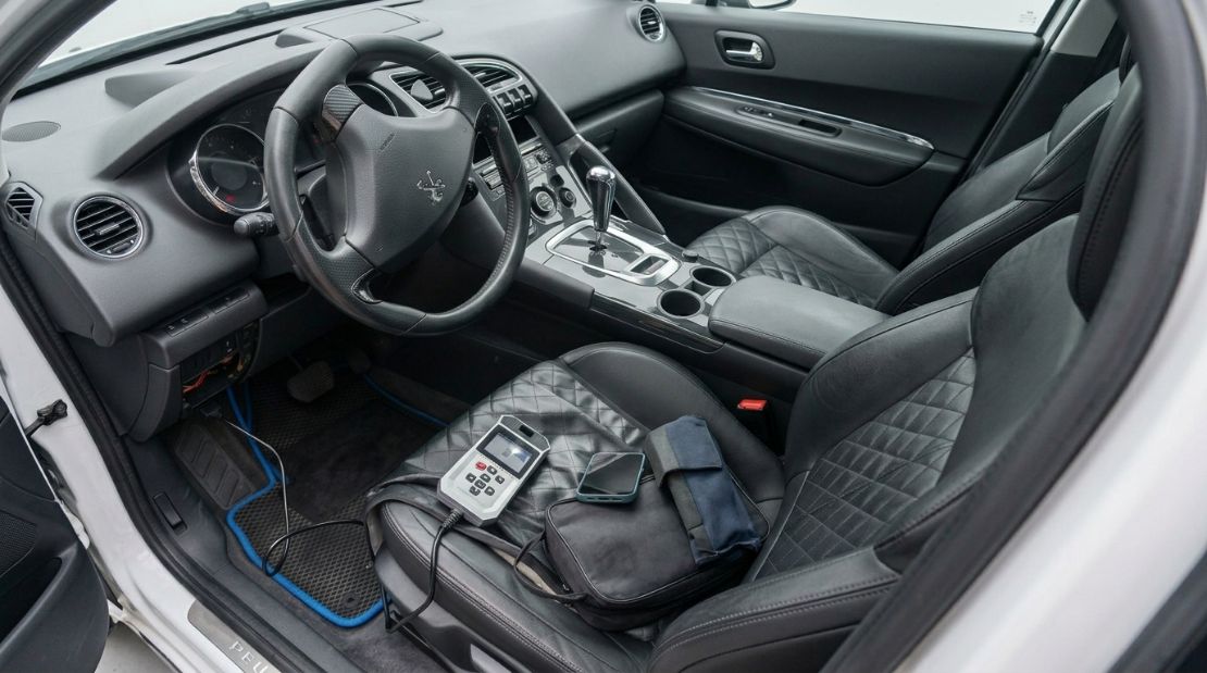 Салон Пежо 3008. К разъему OBD подключен сканер TPMS.