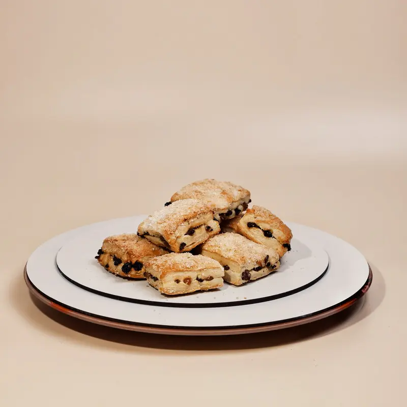 Печенье слоеное с изюмом