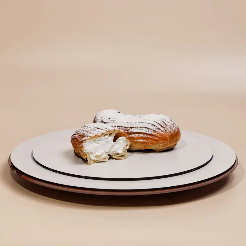 Пирожное заварное с белковым кремом