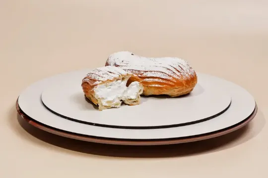 Пирожное "Заварное с белковым кремом"