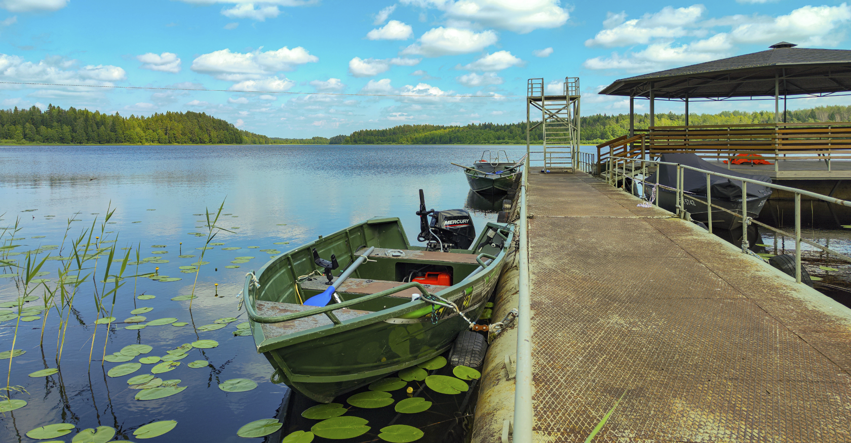 лодка на берегу озера