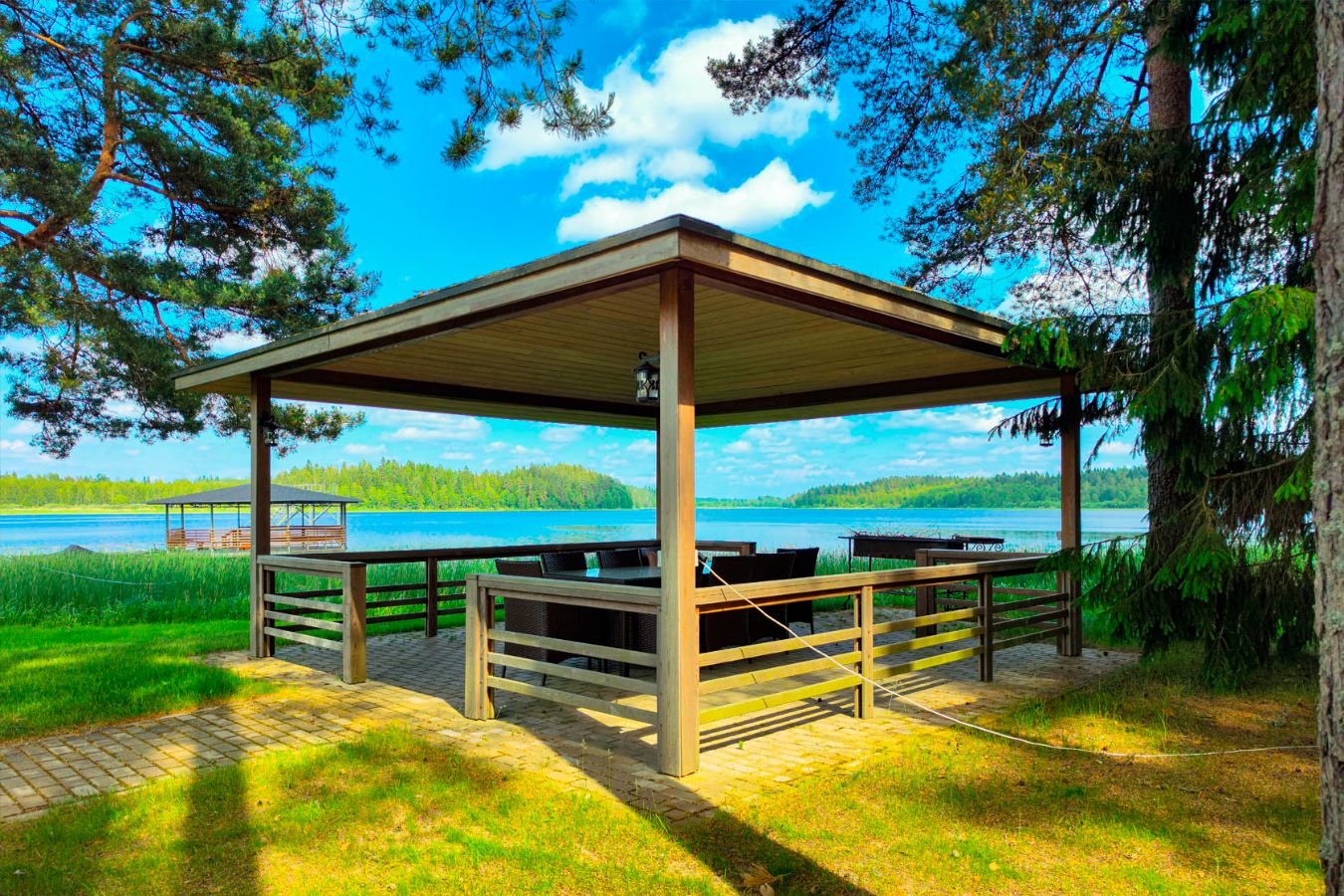 беседка на берегу озера