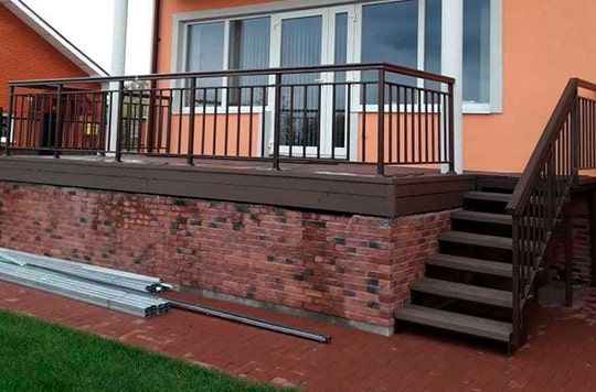 Лестница на террасу с ограждениями