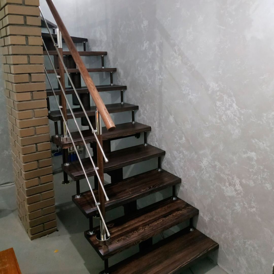 Комбинированное ограждение с деревянными вставками и леерным заполнением из нержавеющих труб