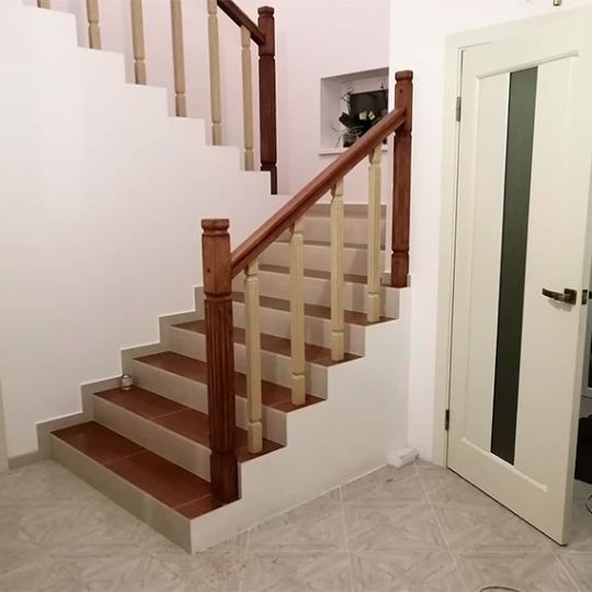 Поручень и балясины для лестницы деревянные