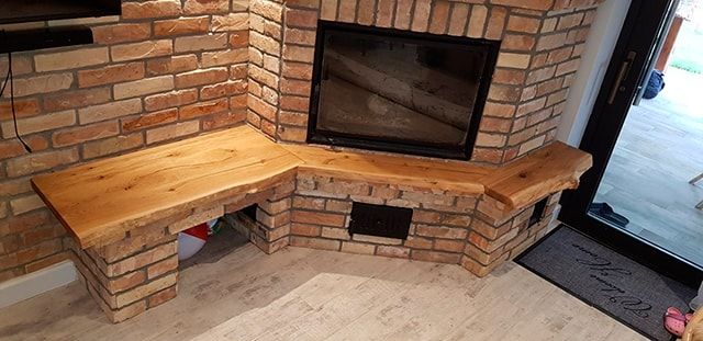 Полки из массива дуба с живым краем залиты смолой