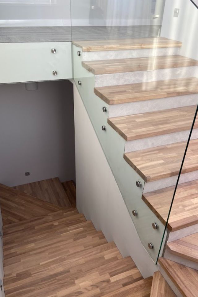 Облицовка деревом бетонной лестницы со стеклянным ограждением в частном доме