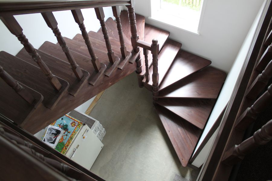 Деревянная лестница с поворотом на 180 градусов