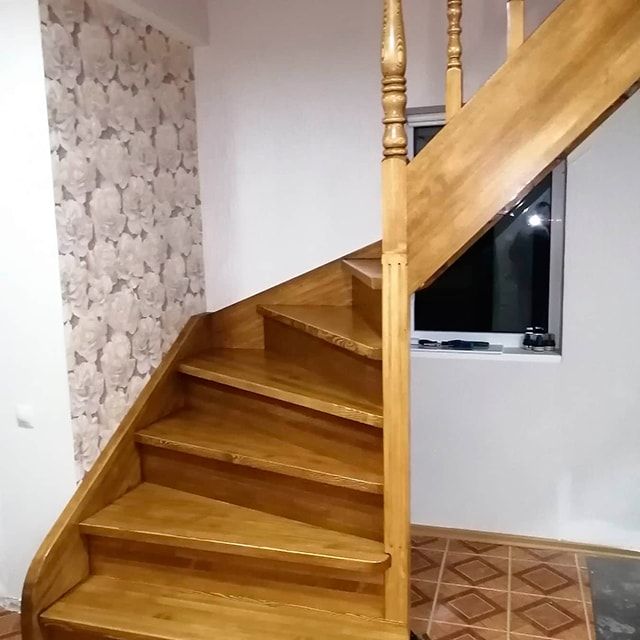 Лестница из цельноламельного соснового щита