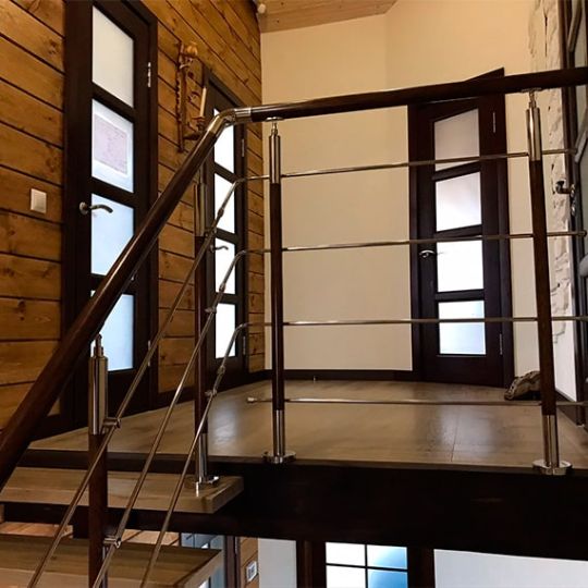 Комбинированные ограждения лестницы на второй этаж