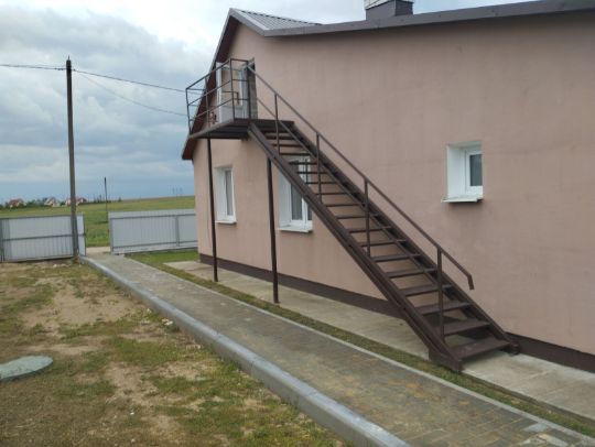 Металлическая уличная лестница со ступенями из террасной доски ДПК