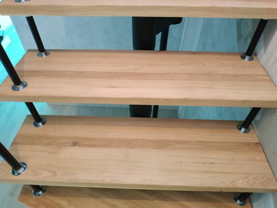 Лестница с деревянными ступенями