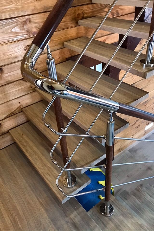 Фото готовой лестницы со ступенями из массива дуба