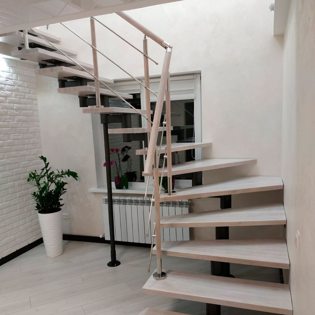 Металлическая лестница с деревянными ступенями и комбинированным ограждением