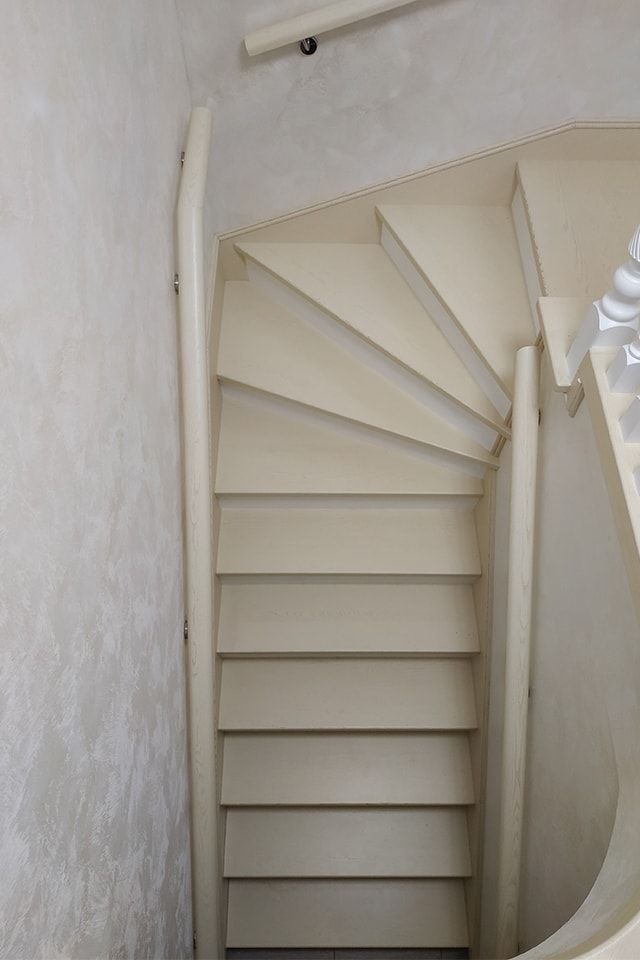 Лестница в доме со ступенями из сосны