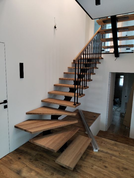 Металлическая лестница на монокосоуре с деревянными ступенями