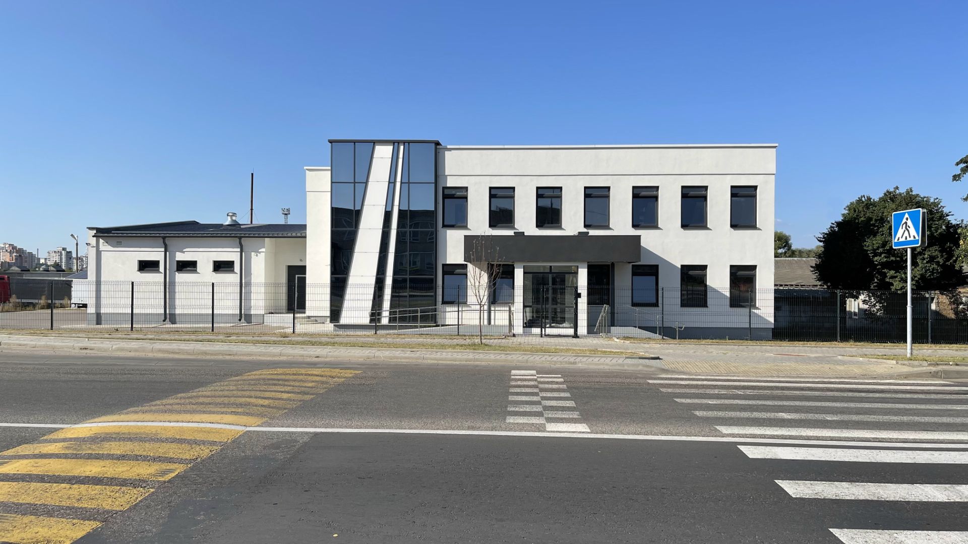 Просторная гостиная в интерьере загородного дома «Гармония» с видом на природу