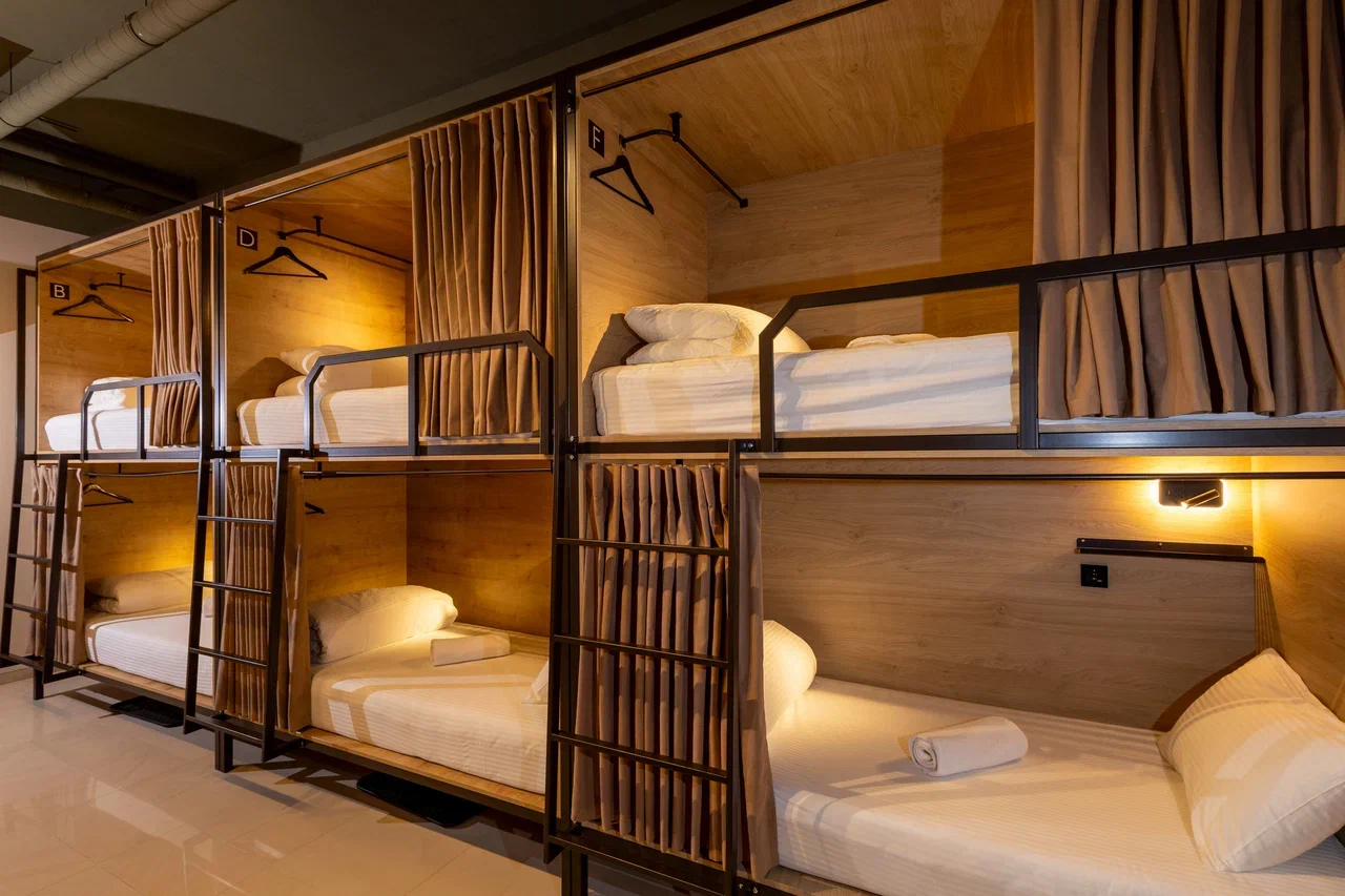 Капсульная кровать с индивидуальной шторкой в хостеле Dzen