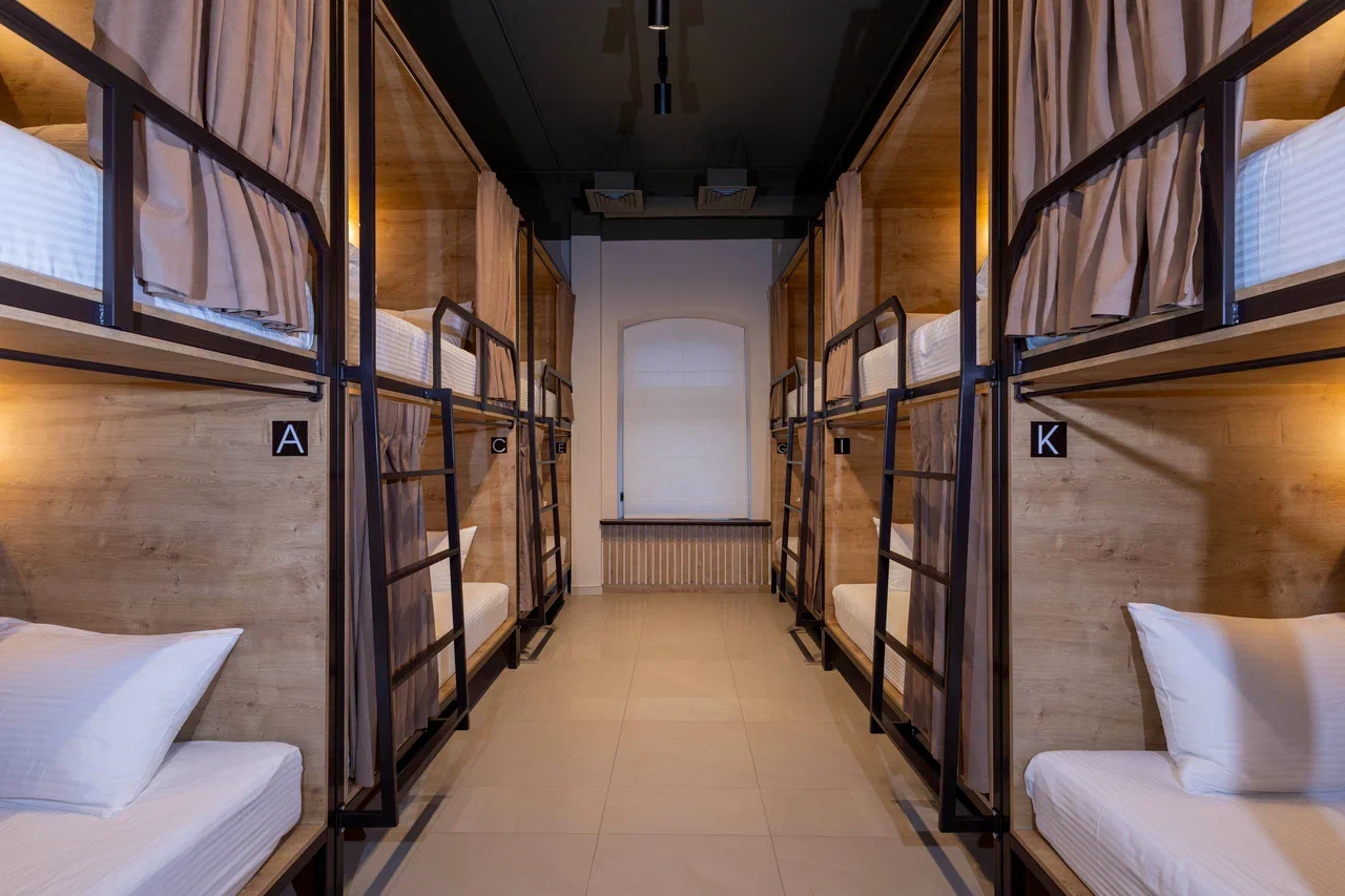 Капсульная кровать с индивидуальной шторкой в хостеле Dzen