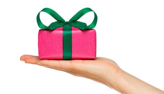На ладошке подарок в красивой подарочной коробке