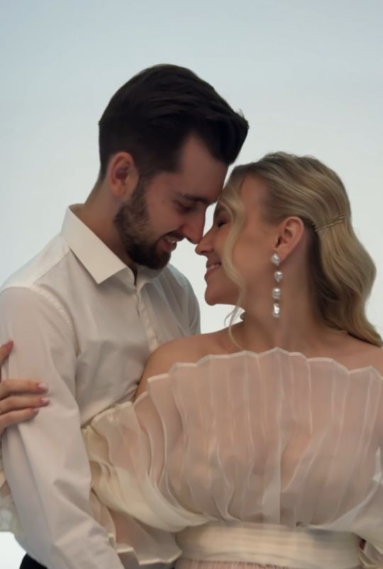 парень и девушка смотрят друг на друга счастливыми глазами и улыбкой на лицах