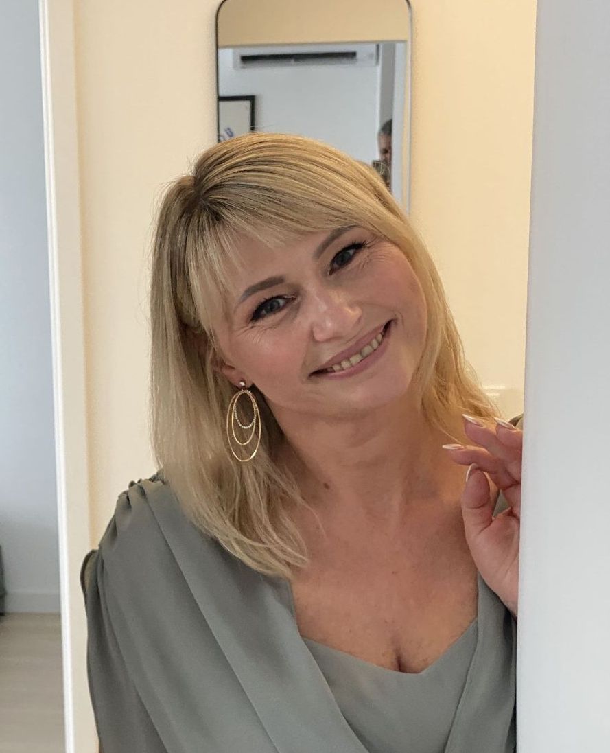 Красивая женщина в вечернем платье с улыбкой на лице