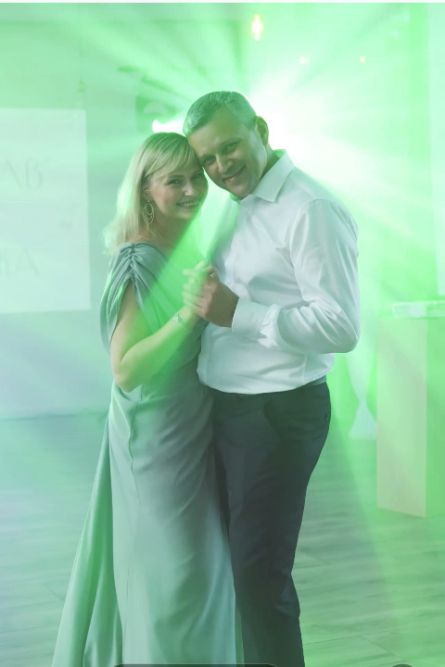 Мужчина и женщина танцуют медленный танец в лучах изумрудных сафитов 