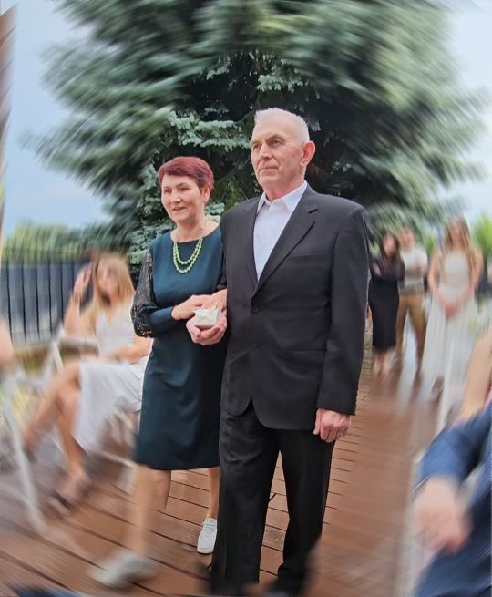 Дедушка и бабушка в торжественной обстановке несут обручальные кольца