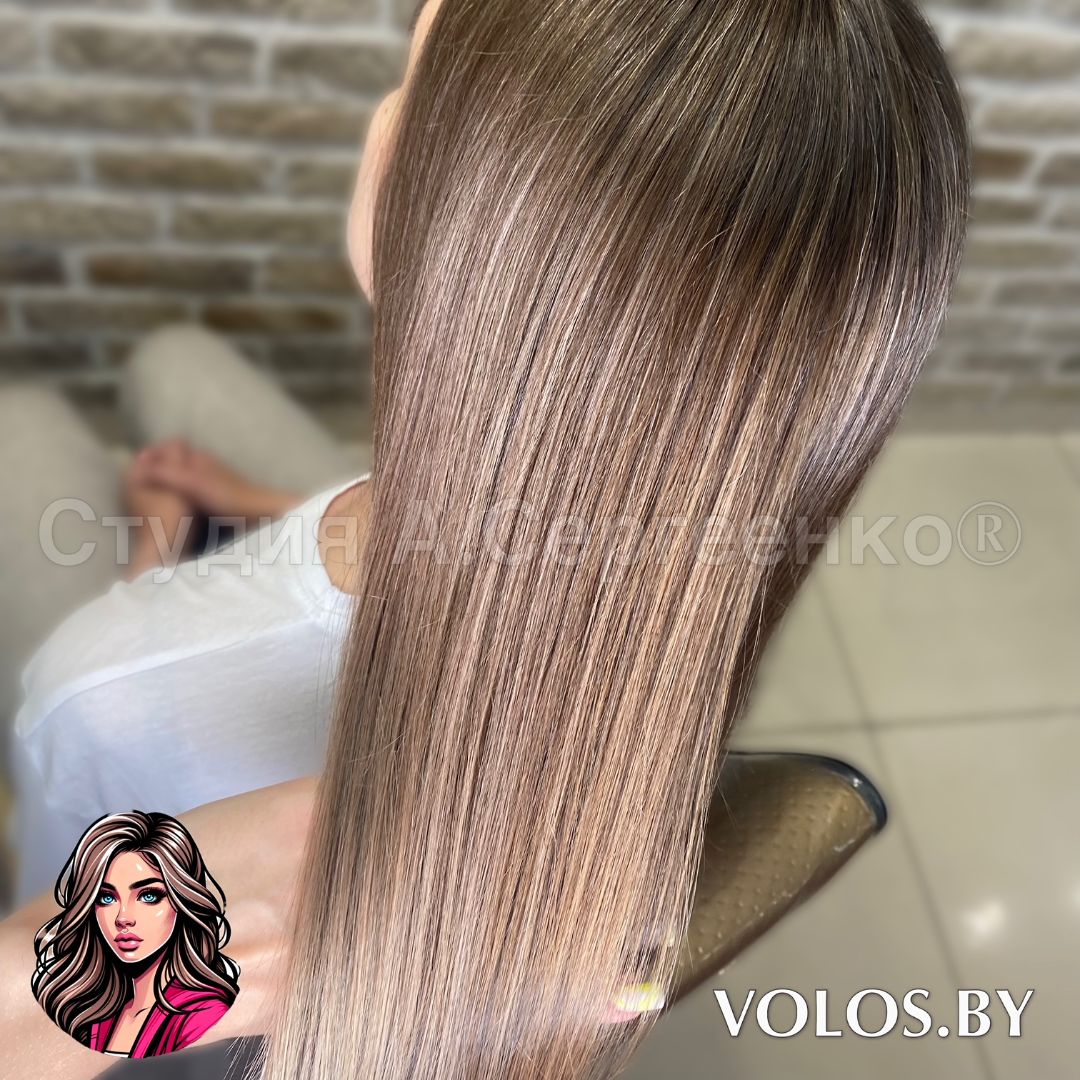 Ботокс для волос с эффектом зеркального блеска. Уплотнённые волосы с мягким переливом, вид сбоку.