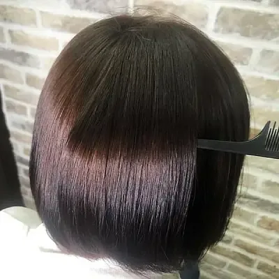 Ботокс для волос с эффектом зеркального блеска. Уплотнённые волосы с мягким переливом, вид сбоку.