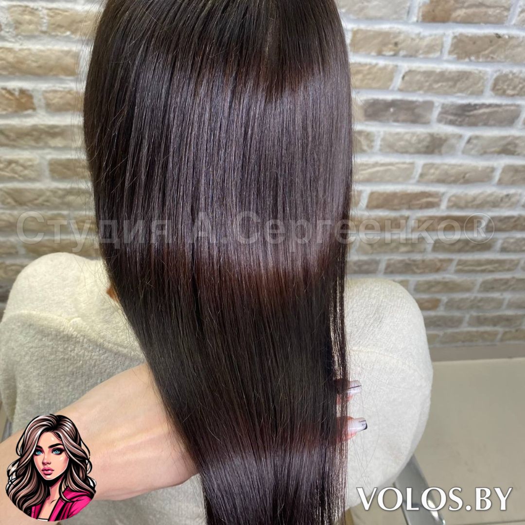 Ботокс для волос с эффектом зеркального блеска. Уплотнённые волосы с мягким переливом, вид сбоку.